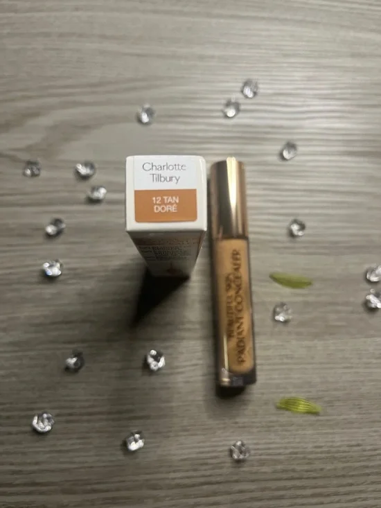 Charlotte Tilbury Beautiful Skin Radiant Concealer - 12 TAN - Picture 3 of 3